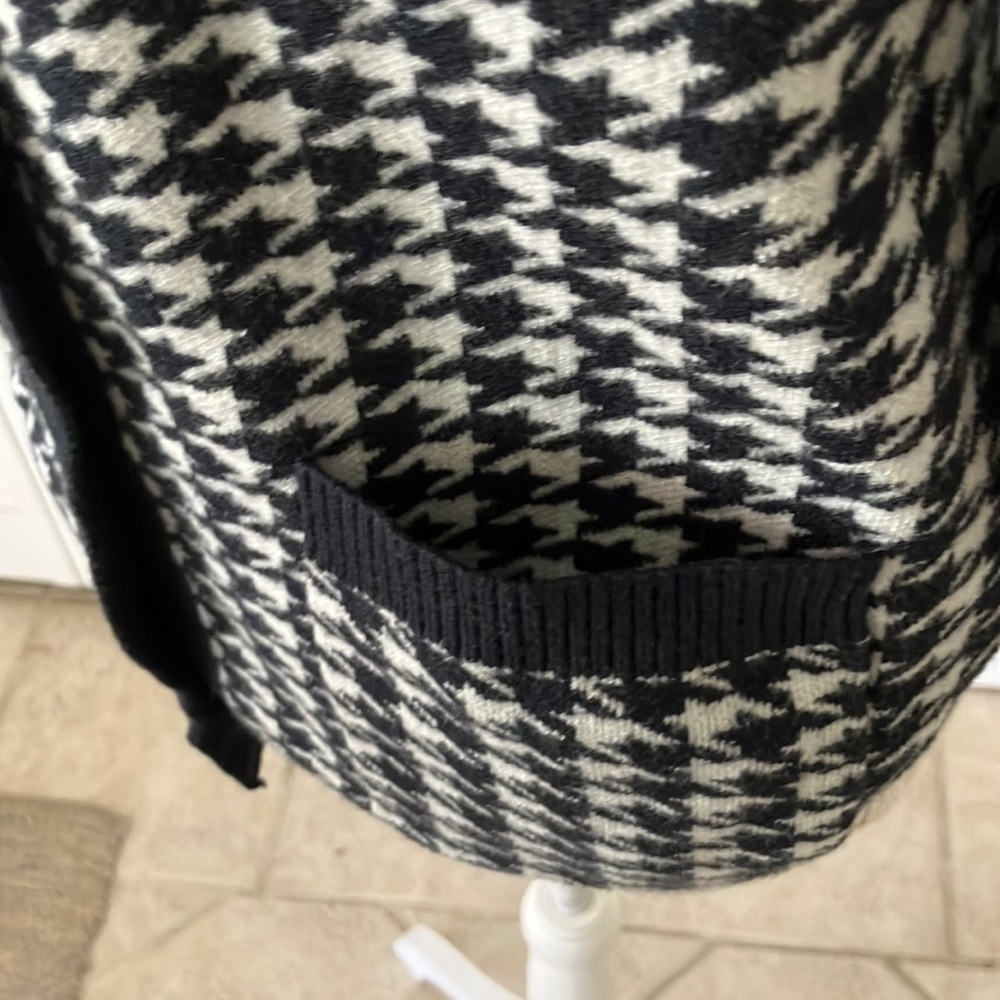 Corelle Black and White Houndstooth Cardigan size M excellent condition - Picture 3 of 7